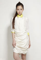 组图：温心再掀英气时尚风 束发白裙飒爽