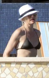 高清组图：卡梅隆-迪亚兹日光浴秀半老性感身材