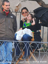 高清：小苏瑞现身片场 躺在妈妈身上像女王般尊贵