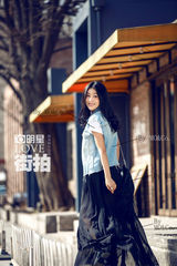 明星爱街拍：贾青轻薄装出街 春光明媚秀甜美