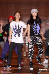 幻灯图集：Twins为个唱彩排 陈伟霆容祖儿探望加油