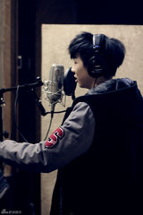 组图：陈坤白举纲《战江湖》MV首播 摇滚热血