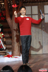 组图：张智霖表演变花束魔术 圣诞享家庭乐趣