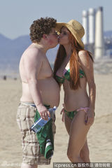 组图：艳星沙滩激吻男笑星 泳装身材两重天