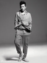 组图：邓超《男人风尚》展示撞色西服