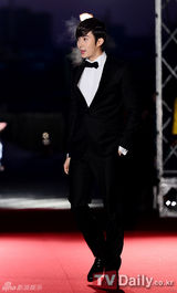 组图：韩星宋仲基获最优秀奖 刘仁娜长裙显高贵