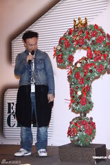 组图：陈奕迅巡演开庆功宴 否认婚变称家庭幸福