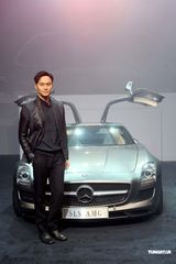 高清图：谢婷婷张智霖携手代言 帅气助阵展迷人风采