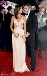 高清组图：乔治-克鲁尼携女友 深情款款甜蜜互望