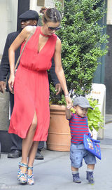 组图：超模米兰达-可儿街拍连身红裙性感