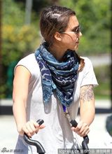 组图：杰西卡-阿尔芭公园亲子游 帮爱女穿鞋显温馨