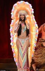 组图：67岁雪儿激情开唱 红亮片短裙秀苗条身材