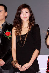 幻灯图集：万梓良加盟《岁月骄阳》 吻太太秀恩爱