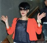 组图：王菲现身台湾桃园机场 面容消瘦装扮有型