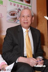 幻灯图：莫文蔚力挺父亲新书 劲装亮相英姿飒爽