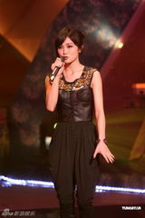 组图：《劲歌金曲》录像 阿Sa黑色皮胸衣亮相献歌