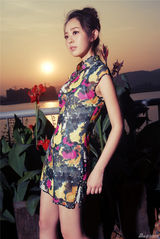 组图：孙耀琦户外写真曝光 展时尚复古风