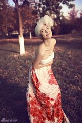 组图：于越写真“淑女也疯狂” 阳光下肆意绽放