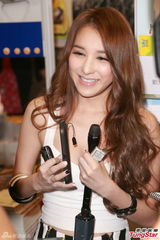 组图：妈模Mia陈静仪挤胸秀豪乳 性感携手港男