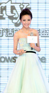 组图：佟丽娅时尚夜远离炸弹妞气质典雅