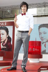 组图：锦荣谈嫩模顾左右而言他 暗示jolin眼睛漂亮