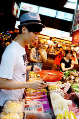 组图：陈楚生素颜逛台北夜市 筹备个人原创专辑