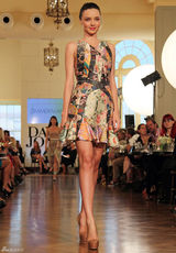 高清组图：辣妈超模米兰达-可儿现身悉尼走秀