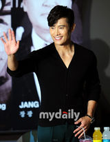 组图：李秉宪釜山参加新片《光海》观众见面会