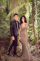 组图：周显欣写真化身森林女神展野性魅力