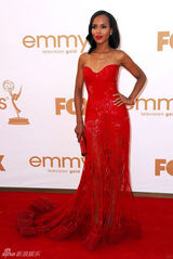 组图：艾美奖红毯 凯丽-华盛顿浓妆艳抹闪耀红裙