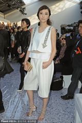 组图：张雨绮吴佩慈巴黎竞艳 知性装休闲随意