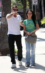 幻灯图：梅根-福克斯婚后体态苗条 夫妻逛街秀恩爱