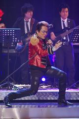 组图：《年代秀》乌克兰男团妖艳 许飞王烁鑫亲吻