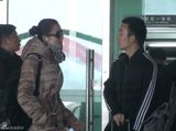 组图：小宋佳与神秘男机场开心热聊