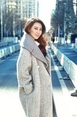 组图：石天琦早春街拍 气质大衣轻熟范儿