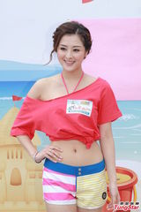 组图：白云梁政钰湿身抛胸大秀事业线