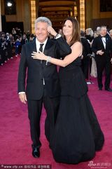 组图：达斯汀-霍夫曼与妻子穿黑色情侣装