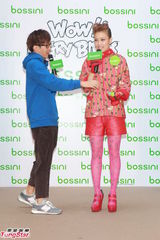 组图：容祖儿喜欢孩子显母爱 支持男友新歌