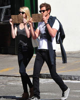 组图：艾玛与加菲反狗仔 出奇招做慈善