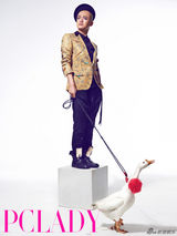 组图：包贝尔与鹅共舞 烟熏妆造型前卫