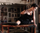 组图：奥利维亚-维尔德登封面 涂红唇秀性感裸背