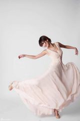 组图：郭珍霓夏日写真打造粉色浪漫 笑容优雅迷人