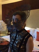 组图：吴雨霏印尼会设计师 拍新歌《逆转》MV