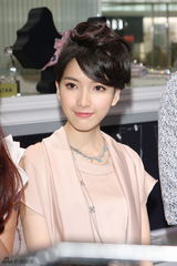 组图：陈匡怡携手黄志玮展现法式浪漫