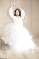 组图：陈燃与时装谈恋爱 打造时尚水晶新娘