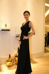 组图：倪妮出席国际珠宝展受关注