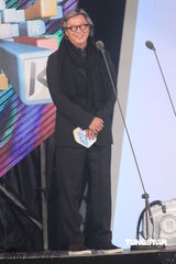 组图：大牌歌手同台high翻观众 任爸代Selina出席