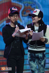 组图：李湘主持湖南元宵喜乐会 素颜现身显苗条