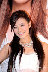 幻灯：江若琳穿白纱化身仙子 蹬高跟鞋热舞记者会