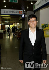 组图：韩笑星金勇万涉赌遭调查鞠躬致歉